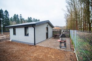 domki nad rozlewiskiem zimą