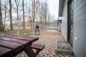 domki nad rozlewiskiem zimą